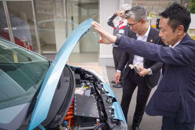 Tengku Zafrul shown Daihatsu Mira EV prototype in Japan – Perodua Axia electric planned for Malaysia?