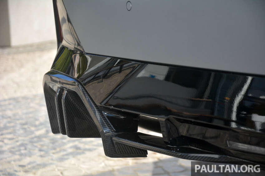 2024 BMW 5 Series G60 with M Performance Parts – live pics of carbon bodykit, 21′ cross-spoke wheels 1674453
