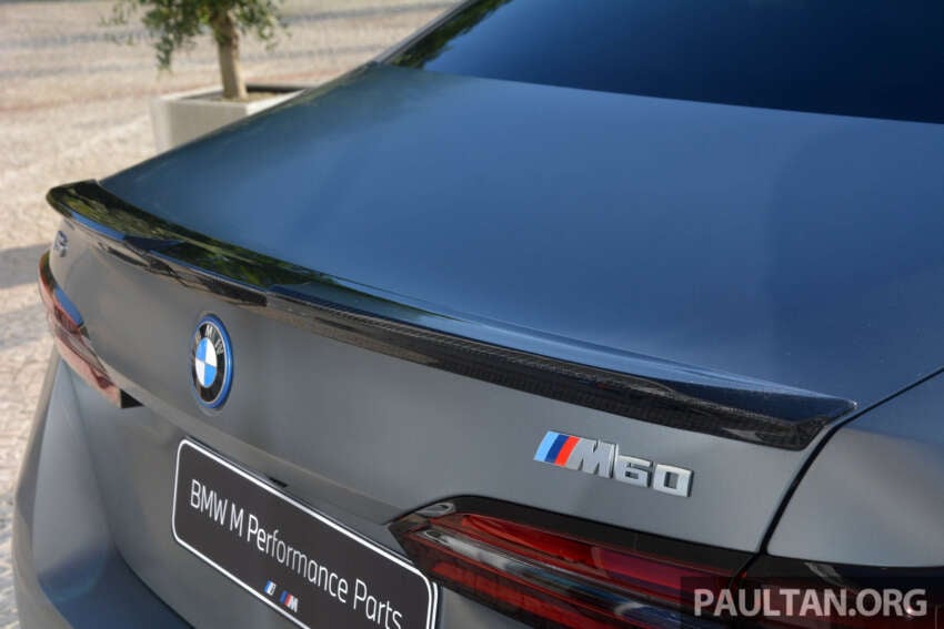 2024 BMW 5 Series G60 with M Performance Parts – live pics of carbon bodykit, 21′ cross-spoke wheels 1674458