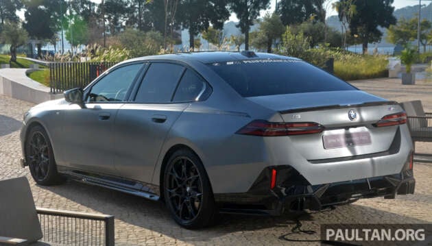 2024 BMW 5 Series G60 with M Performance Parts – live pics of carbon bodykit, 21′ cross-spoke wheels