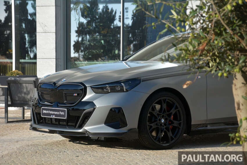 2024 BMW 5 Series G60 with M Performance Parts – live pics of carbon bodykit, 21′ cross-spoke wheels 1674461