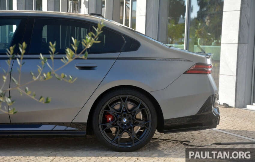 2024 BMW 5 Series G60 with M Performance Parts – live pics of carbon bodykit, 21′ cross-spoke wheels 1674463