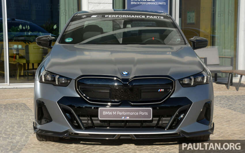 2024 BMW 5 Series G60 with M Performance Parts – live pics of carbon bodykit, 21′ cross-spoke wheels 1674445