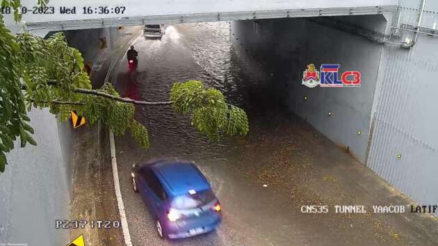 KL banjir kilat lagi — jalan sekitar Cheras dan ibu kota naik air, Rolls-Royce tenggelam, SMART ditutup