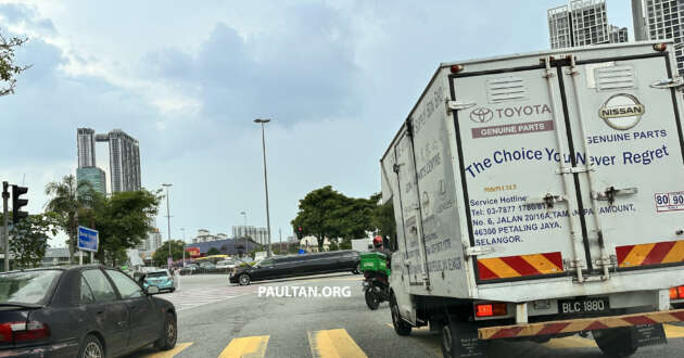 Chrysler 300C stretch limousine breaks down and partially blocks intersection at Jalan Klang Lama
