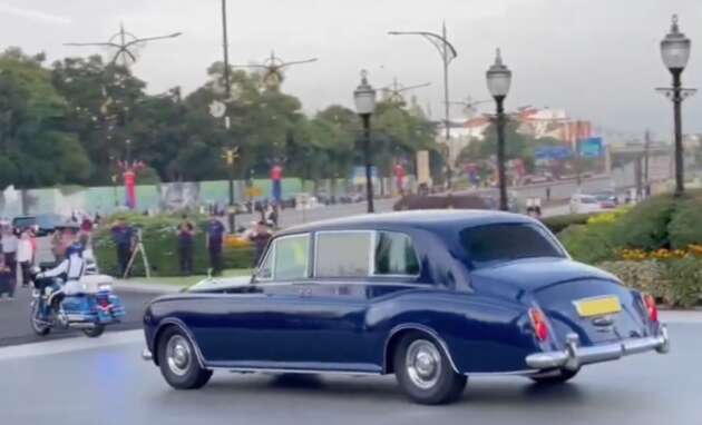 Sultan Ibrahim Iskandar berangkat keluar dari Istana Bukit Serene dengan menaiki Rolls-Royce Phantom VI