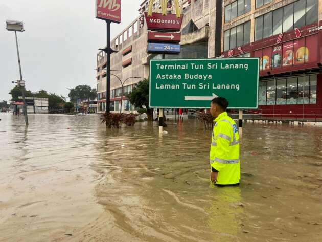 Polis beri amaran jangan pergi ke pusat bandar Kota Tinggi kerana paras air banjir masih tinggi