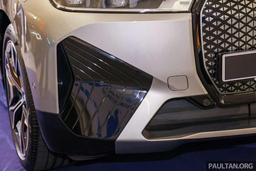 2024 BMW iX xDrive50 Sport in Malaysia – 22 kW AC charging; no glass roof, Laserlights; RM62k cheaper 1735089