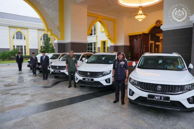 Sultan Ibrahim kurniakan Proton X90 kepada lima pegawai kerajaan bagi iktiraf sumbangan cemerlang
