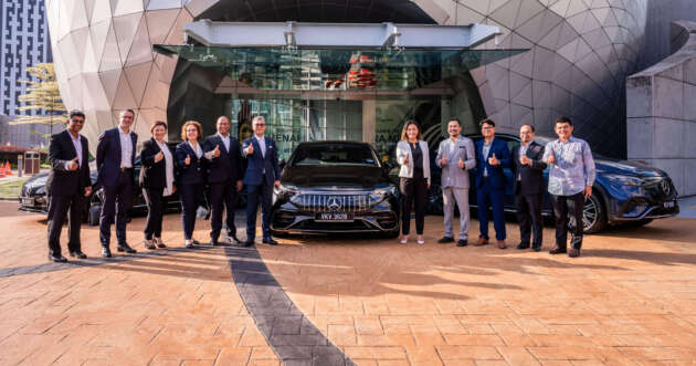 Mercedes-Benz Malaysia serahkan empat EV kepada Tengku Zafrul untuk misi ‘Push for Net Zero’