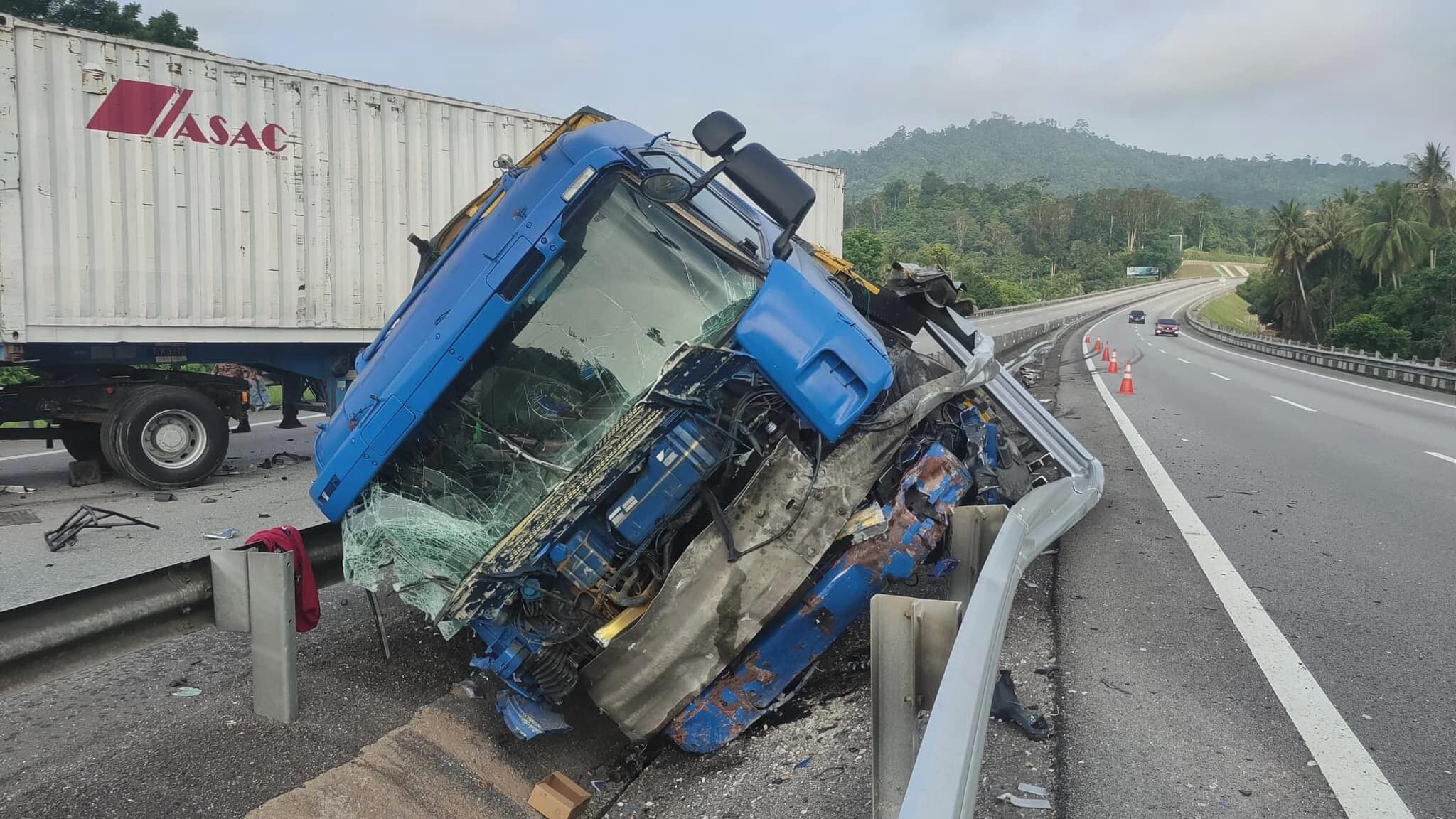 Heavy vehicles banned from right lane on highways; rule gazetted in 2015 but yet to be enforced – Jana