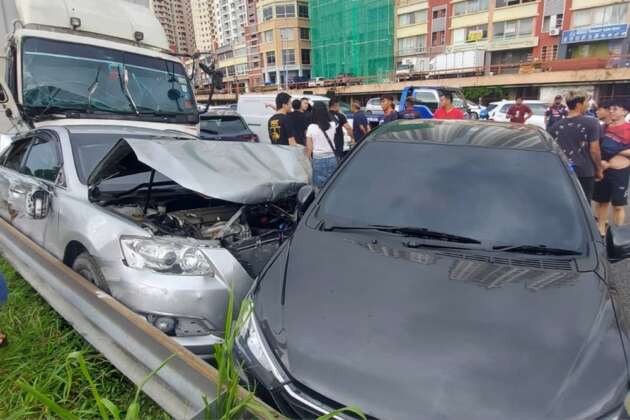 Lorry rams into 11 cars, 1 motorcycle in MRR2 pile up