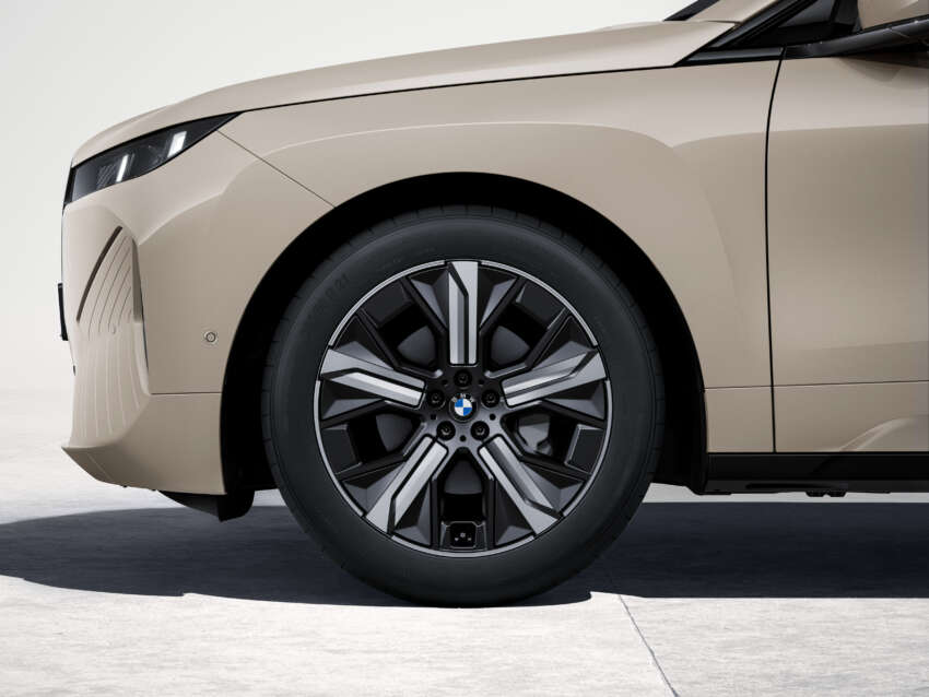 2025 BMW iX facelift debuts – new look, more power, bigger batteries; up to 659 PS, 701 km WLTP EV range 1877506