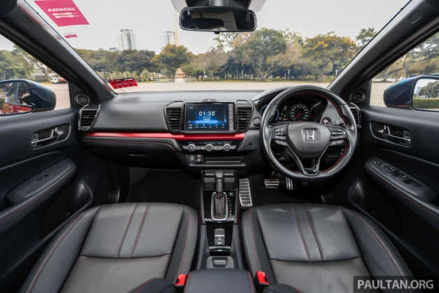 Honda City sedan 2025 dalam Phoenix Orange Pearl