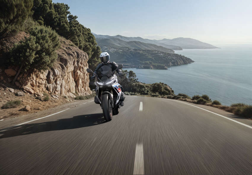 2025 BMW Motorrad R1300 RS sportsbike launched 1908586