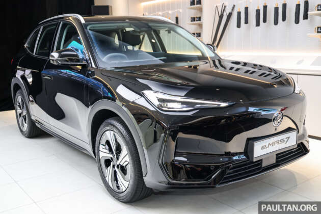 Proton eMas 7 2025 – OTA Apple CarPlay, tutup bunyi ‘lori aiskrim’, dalaman putih, warna badan hitam