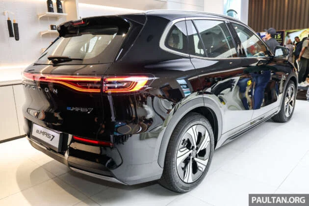 Proton eMas 7 2025 – OTA Apple CarPlay, tutup bunyi ‘lori aiskrim’, dalaman putih, warna badan hitam