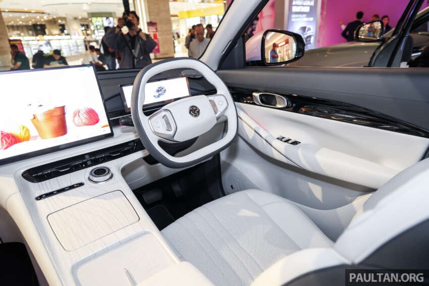 2025 Proton eMas 7 gets new Obsidian Black exterior, Alabaster White interior options, OTA Apple CarPlay 1935365