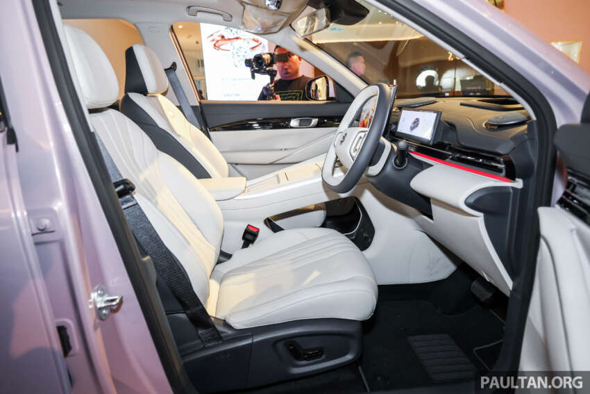 2025 Proton eMas 7 gets new Obsidian Black exterior, Alabaster White interior options, OTA Apple CarPlay 1935374