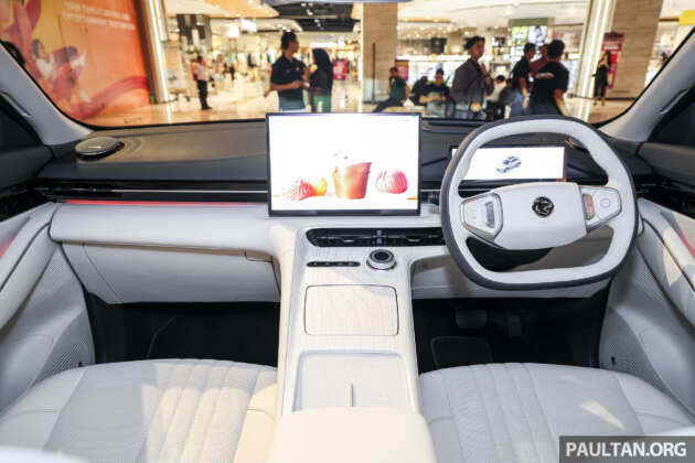 Proton eMas 7 2025 – OTA Apple CarPlay, tutup bunyi ‘lori aiskrim’, dalaman putih, warna badan hitam