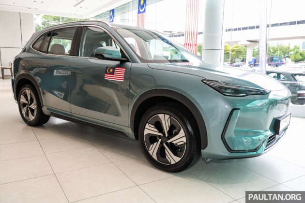 Proton eMas 7 now comes with free tonneau cover for existing, new customers – OTA brings Apple CarPlay