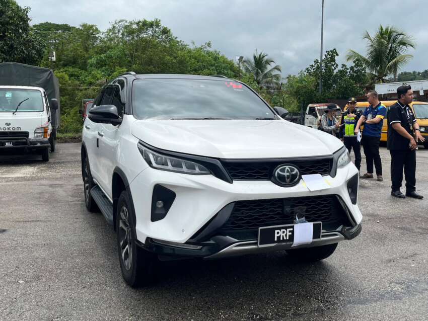 JPJ sita sebuah Toyota Fortuner yang guna nombor pendaftaran berbeza termasuk miliki 42 saman AWAS 1977637