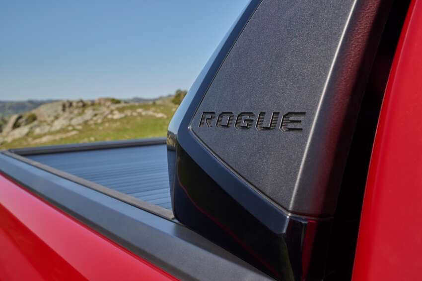 2026 Toyota Hilux Travo – heavy facelift, 2.8L diesel standard, EV with 240 km WLTP range, RM99k-RM192k 1996634