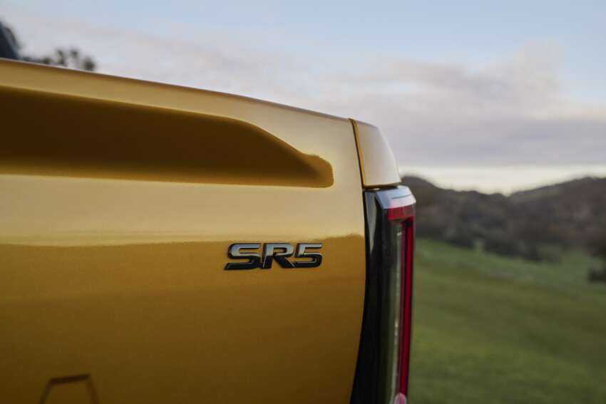 2026 Toyota Hilux Travo – heavy facelift, 2.8L diesel standard, EV with 240 km WLTP range, RM99k-RM192k 1996651