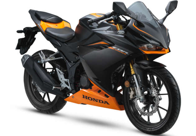 Honda CBR150R kini tersedia dalam warna hitam baru – enjin satu silinder 149 cc 16 hp, 13.7 Nm, RM13,399