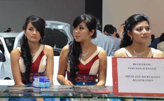 DSC_2702a IIMS 2012 – the ladies from Jakarta, Part One