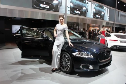 Jag XJ Ultimate – special Coventry cat presented in China