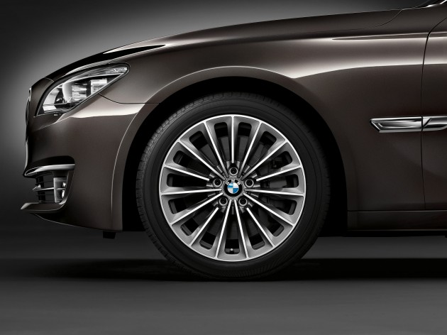 2012 BMW 7-Series LCI gets updated inside and out