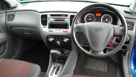kia-rio-14-interior-daytime.jpg