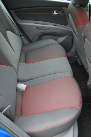 kia-rio-14-rearseats.jpg